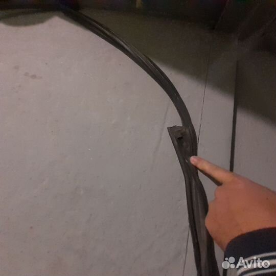 Уплотнитель боковаго стекла. Тойота королла спасио