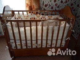Детская кроватка с маятником