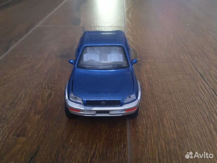 Игрушечная машина