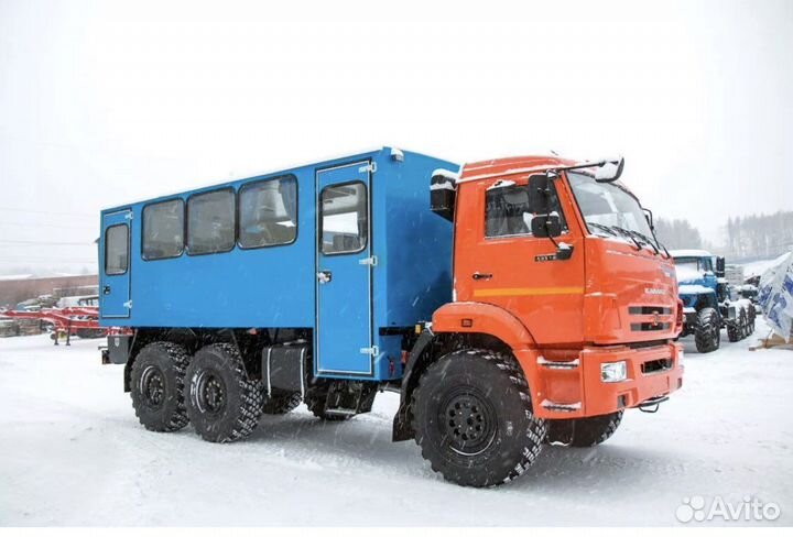 Водитель вахтового автобуса
