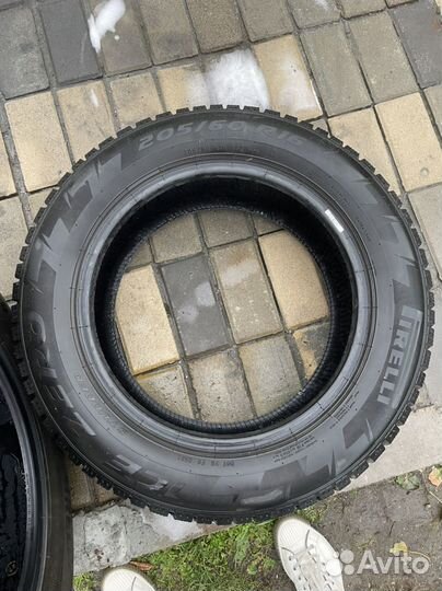 Pirelli Ice Zero 205/60 R16