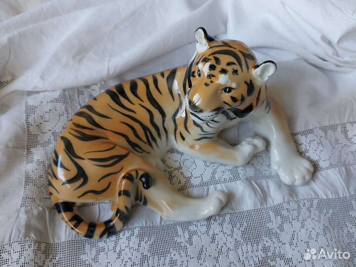 Фарфоровая статуэтка тигр