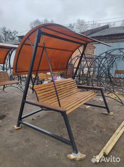 Качель с наклонным удобным сиденьем и крышей
