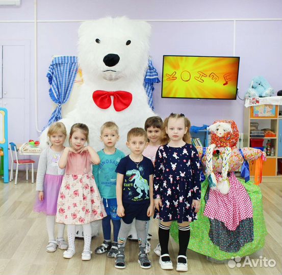 Белый мишка с поздравлением