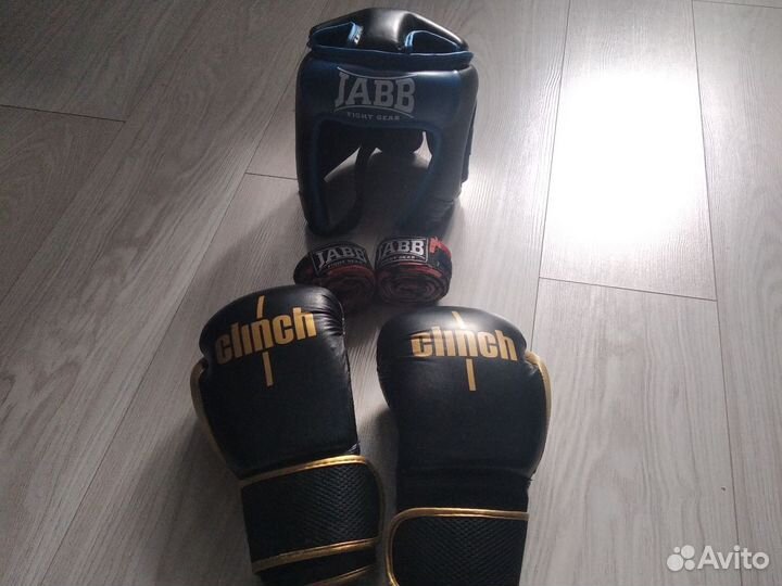 Боксерские перчатки,шлем,бинты