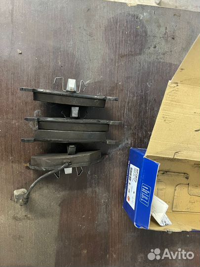 Передние тормозные колодки с датчиком на поло