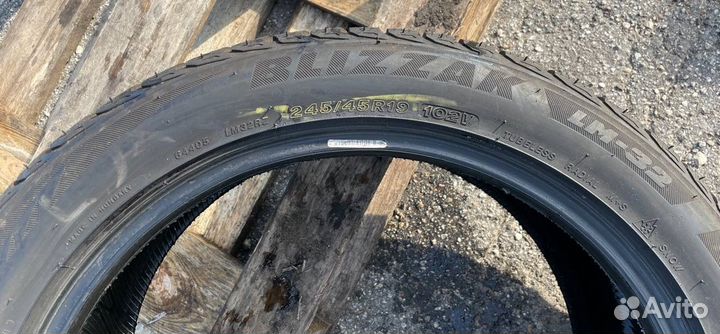 Bridgestone Blizzak LM-32 245/45 R19