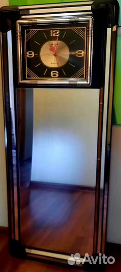 Зеркало с часами