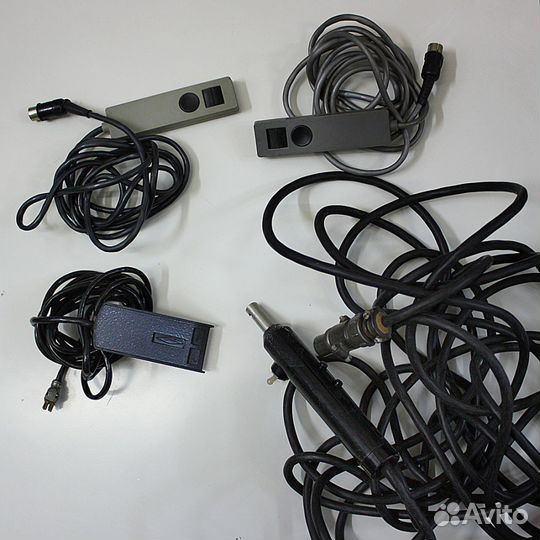 Четыре пульта от проекторов