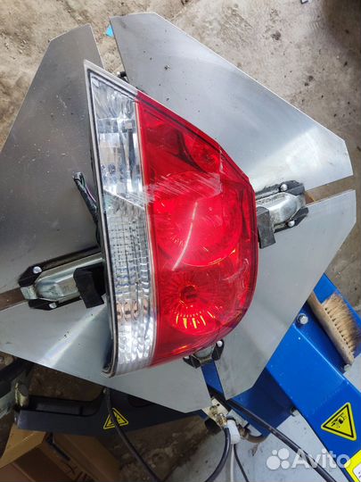 Фонарь задний правый на Mitsubishi Lancer 9