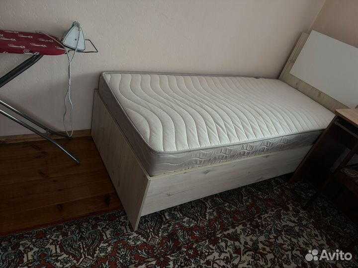 Кровать односпальная с матрасом
