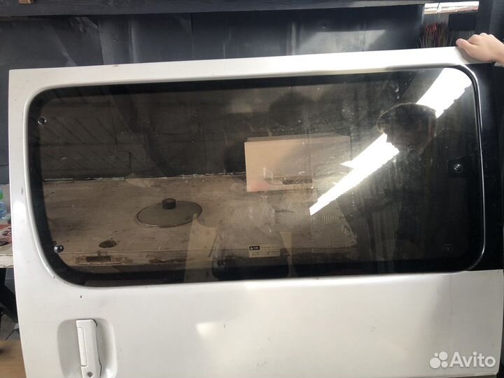 Боковое стикло двери тайота хайс 2001