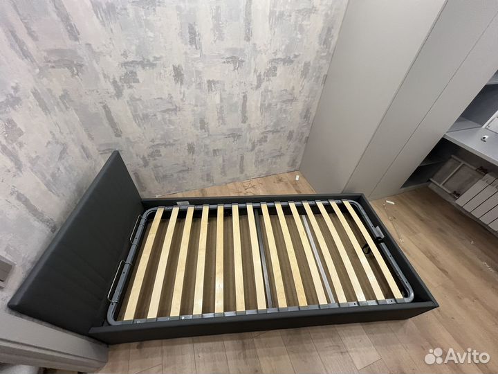 Кровать односпальная с подъемным механизмом