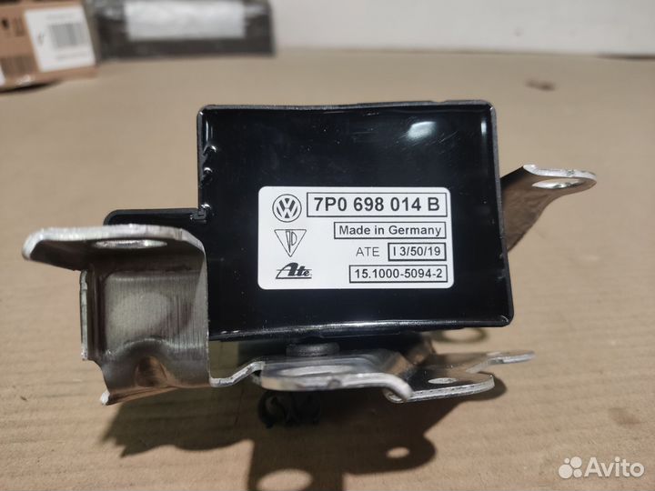 Блок клапанов пневмоподвески 7P0698014
