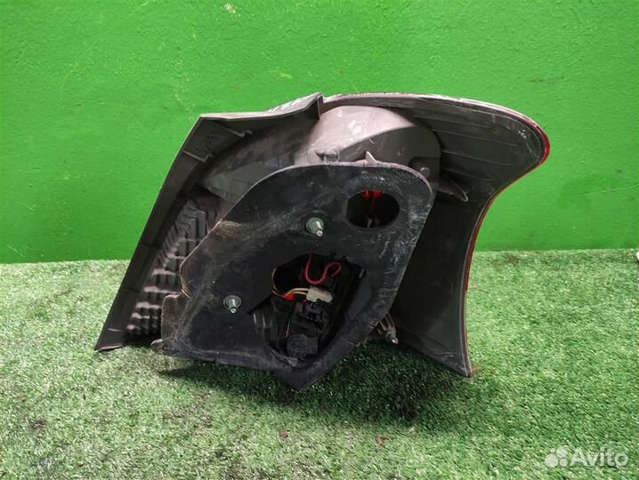 Фонарь задний наружный левый Toyota Yaris P90 2010