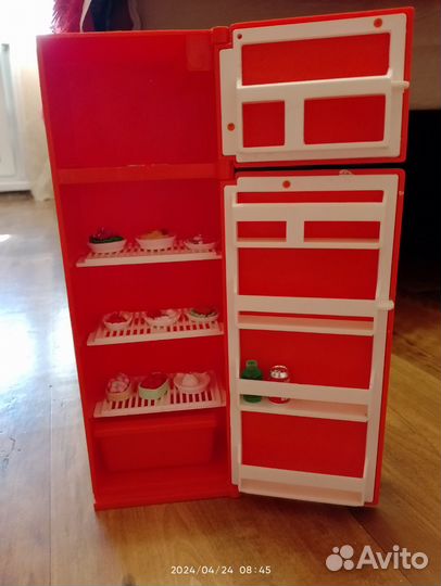 Большой кукольный домик с мебелью