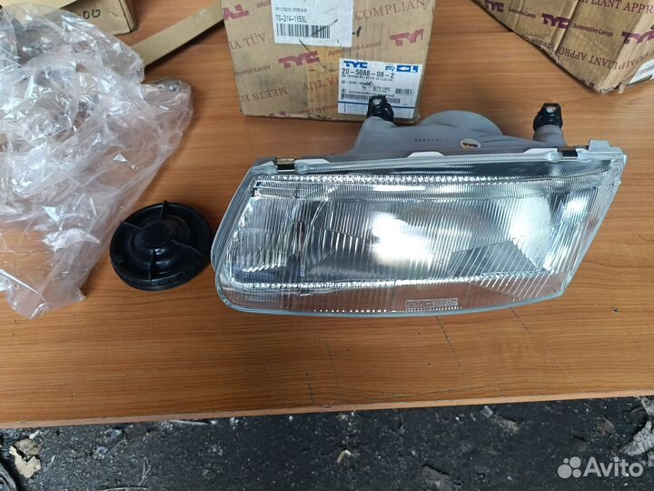 Фара Mitsubishi Carisma левая