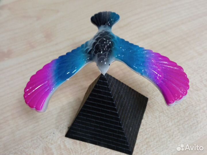 Фигурка птичка на подсьавке