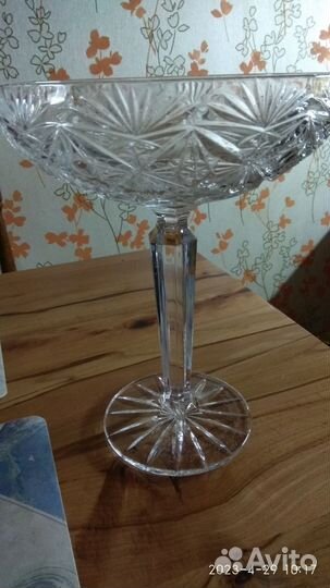 Хрустальная ваза на высокой ножке