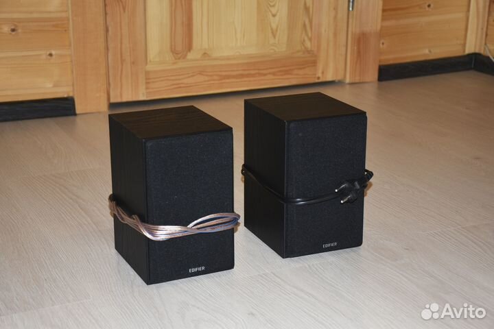 Активная акустика Edifier R1100