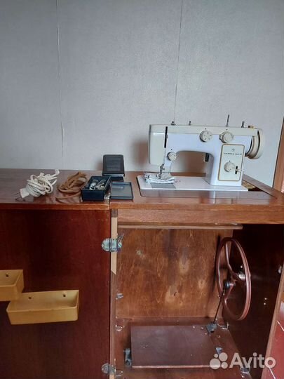 Швейная машина Чайка 142м