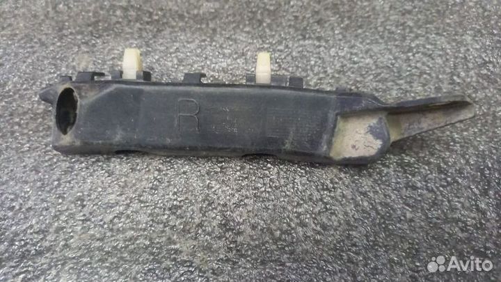 Кронштейн правый бампера переднего Hyundai Elantra