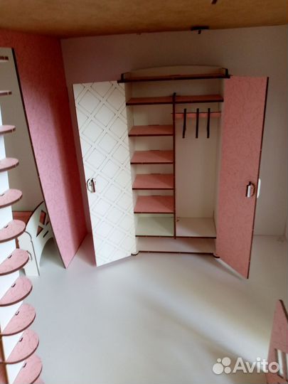 Большой кукольный домик с мебелью