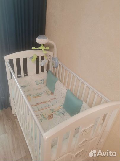 Детская кроватка с маятником и ящиком