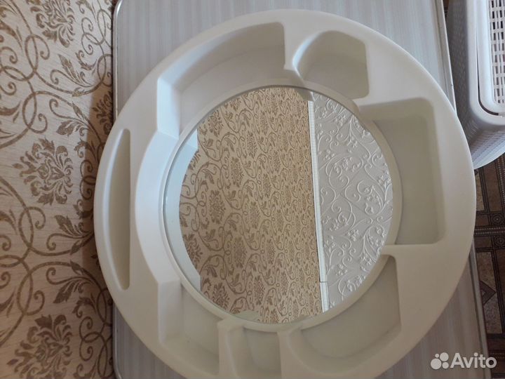 Корзина, зеркало, полка