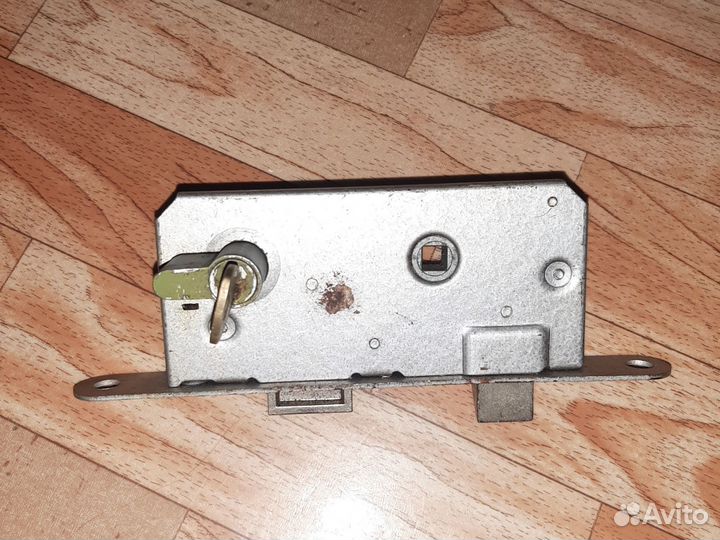 Замок дверной накладной