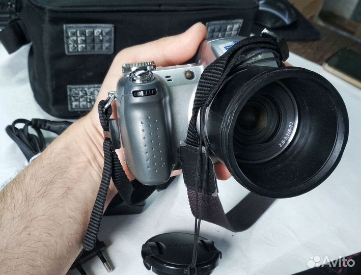 Цифровой фотоаппарат Sony