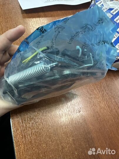 Замок капота