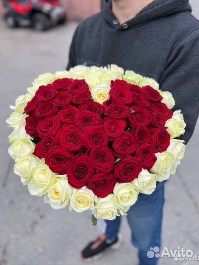 Сердце из роз. Букет 51 роза 70см с оформлением