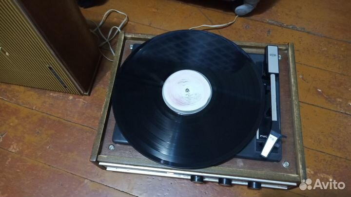 Проигрыватель винила СССР+111 пластинок.Обмен