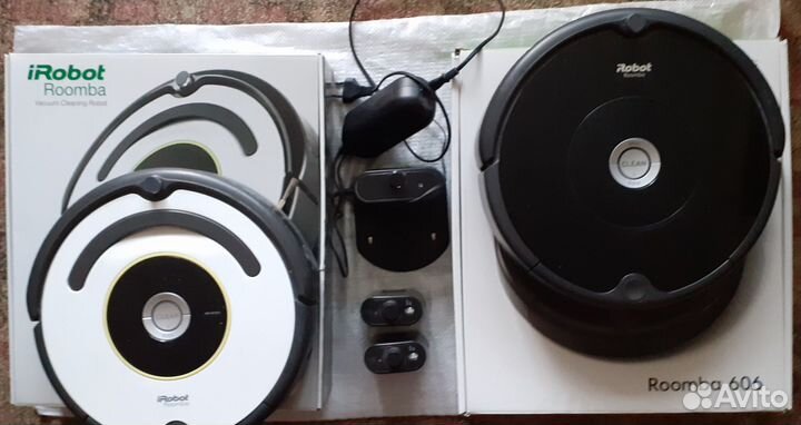 Пара роботов- пылесосов