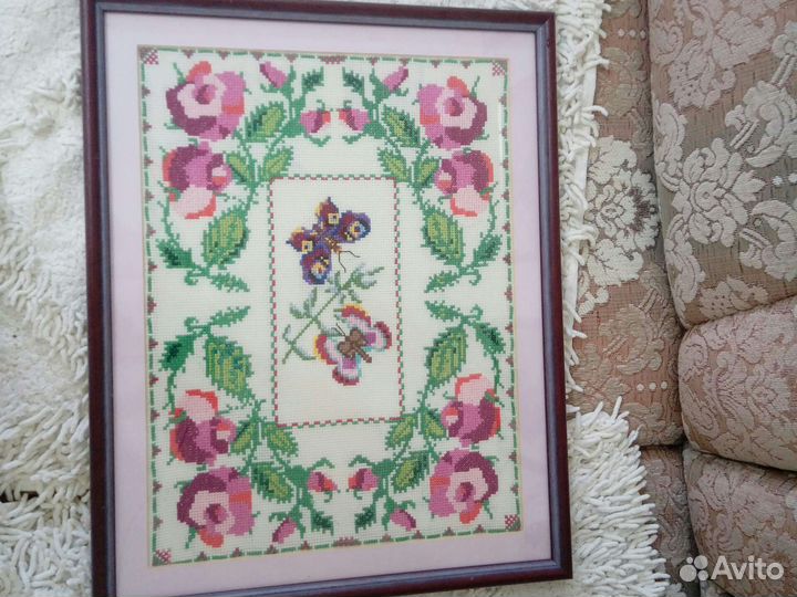 Вышитые картина с цветочками и бабочками