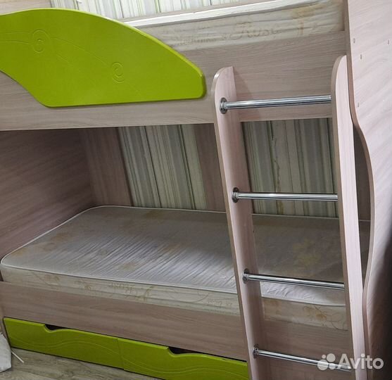 Кровать двухьярусная