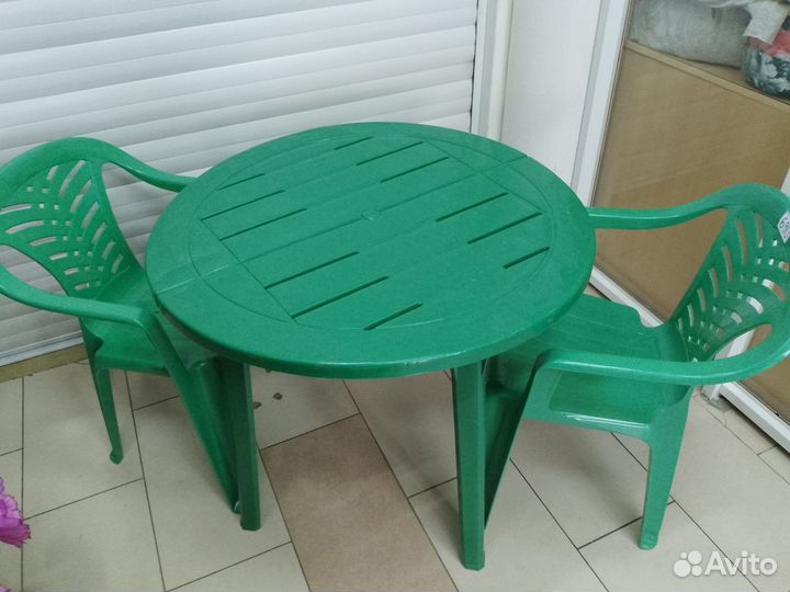 Стол и стулья