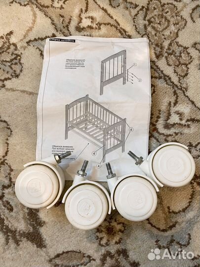 Белая детская кроватка