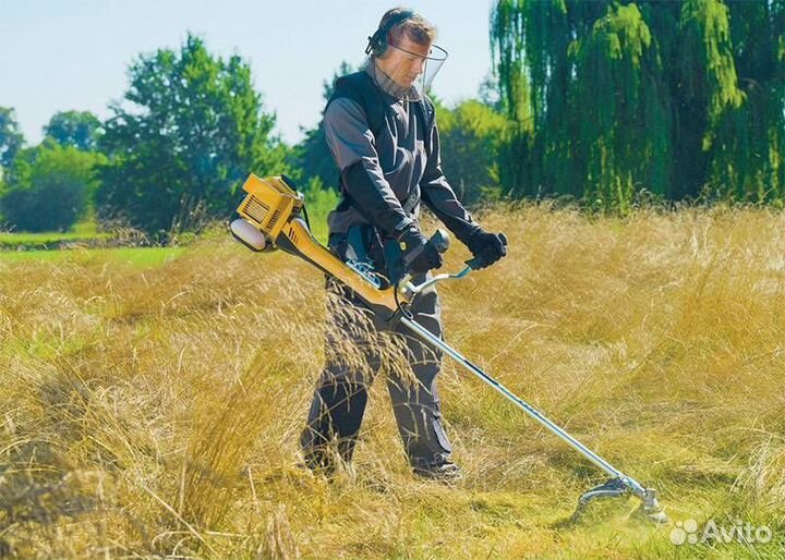 Покос травы триммером