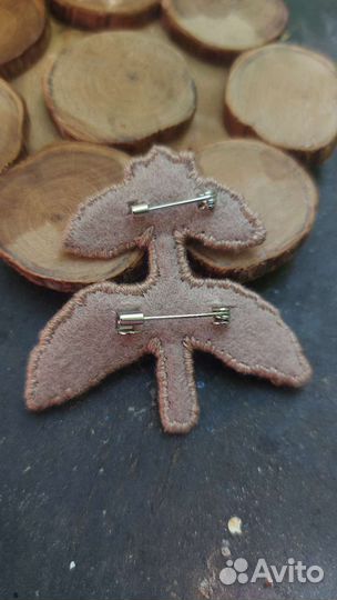 Брошь Крапива