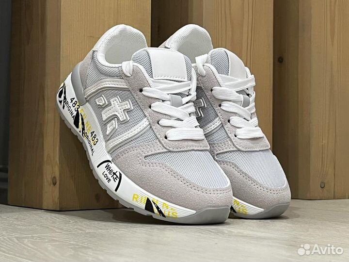 Кроссовки женские