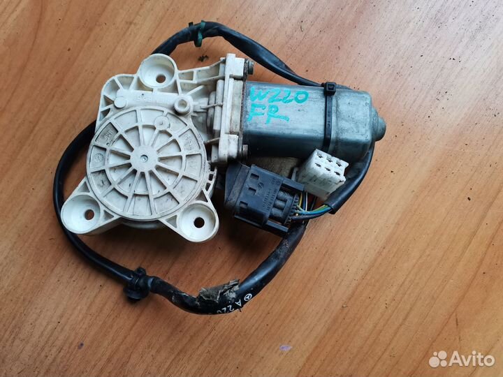 Моторчик стеклоподъемника передний правый Mercedes