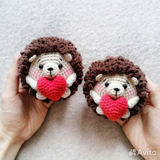 Вязаный ёжик с сердечком