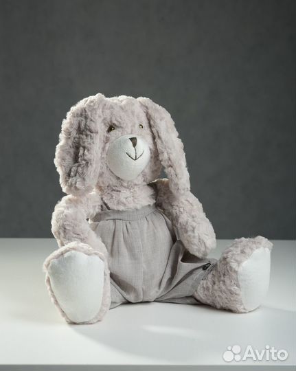 Очаровательный светло-серый зайка в штанишках