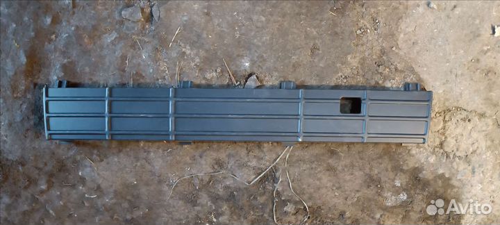 Заглушка решетки радиатора Volkswagen Polo