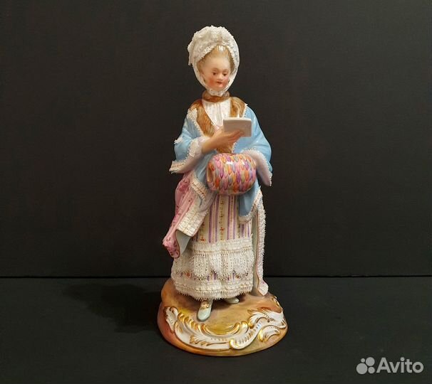 Фарфор Meissen, девушка с муфтой читающая письмо
