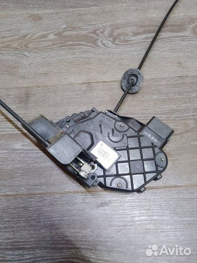 Замок двери передний правый Land Rover Freelander