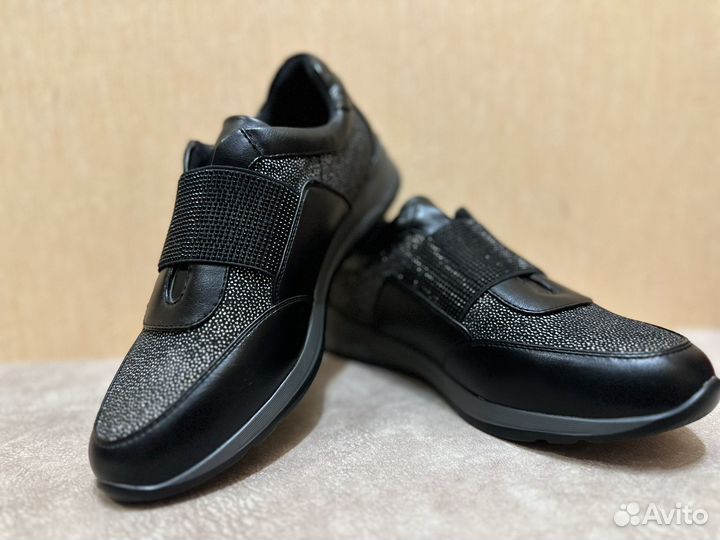 Кроссовки женские