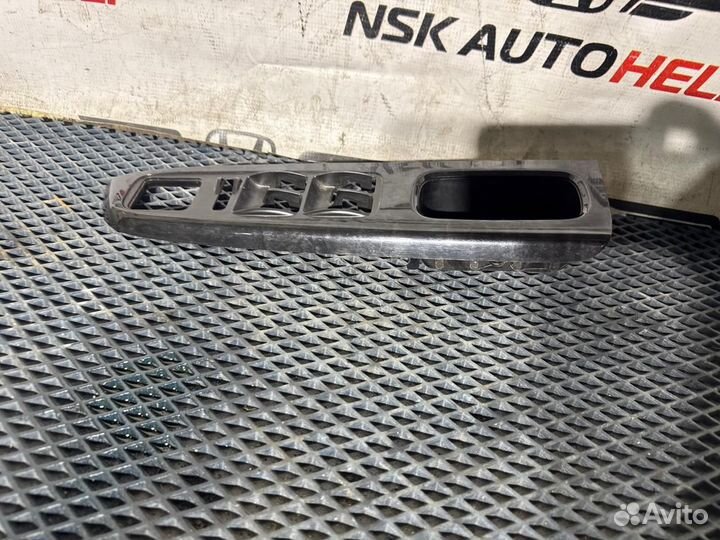 Накладка кнопок стеклоподъемника передняя правая